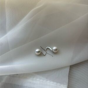 High heel shoe style. Sea Pearl extremely shiny 18K white gold earring